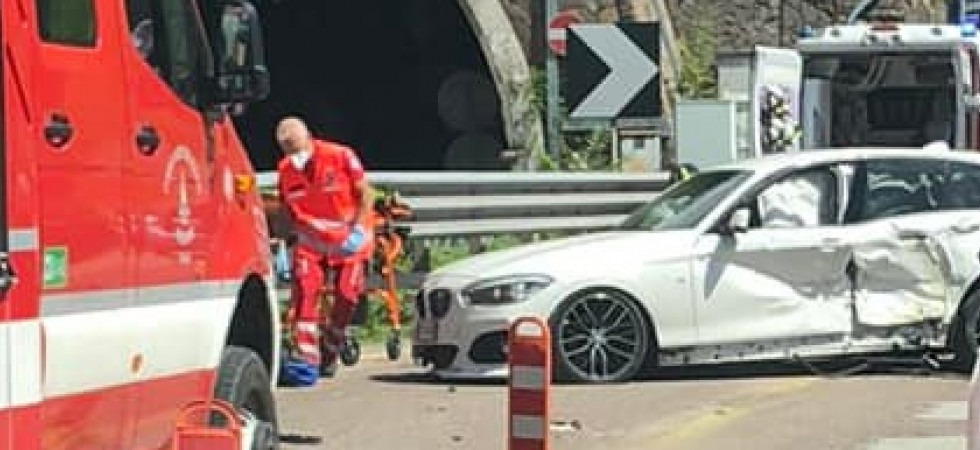 Perde il controllo dell'auto e si schianta, incidente sulla SS47 all'uscita della galleria di Martignano
