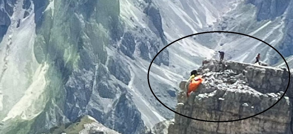 Perde il controllo della vela, 40enne sbatte violentemente e rimane appeso alla roccia