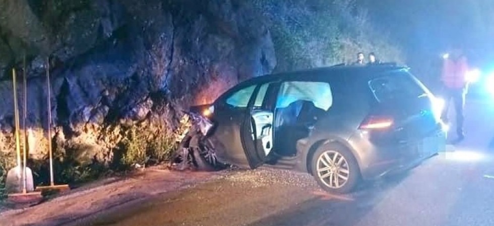 Grave incidente nella notte, perde il controllo dell'auto e si schianta contro la roccia: 5 persone ferite