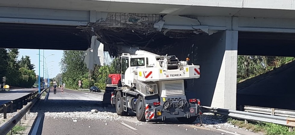 Terribile schianto, l'autogrù finisce contro un ponte, parte delle travi in cemento armato si sono frantumate