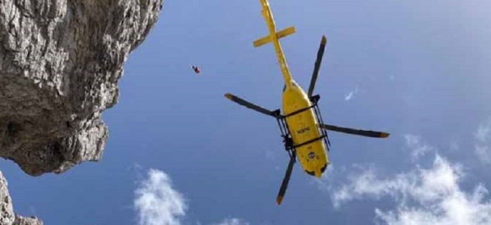 Perde il sentiero e rimane bloccato sotto dei salti di roccia
