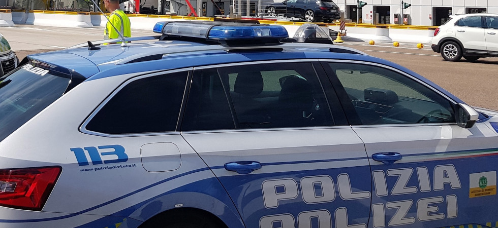 Di notte entravano nei camper fermi nelle aree di servizio dell'A22 per rubare ogni cosa, 3 persone arrestate dalla polizia