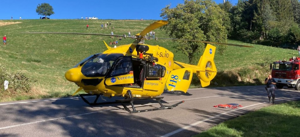 Perde il controllo dell'auto, 66enne precipita in una scarpata e rimane bloccata tra le lamiere