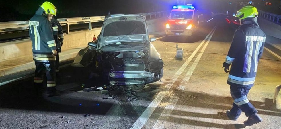 Perde il controllo dell'auto e si schianta contro il guard-rail