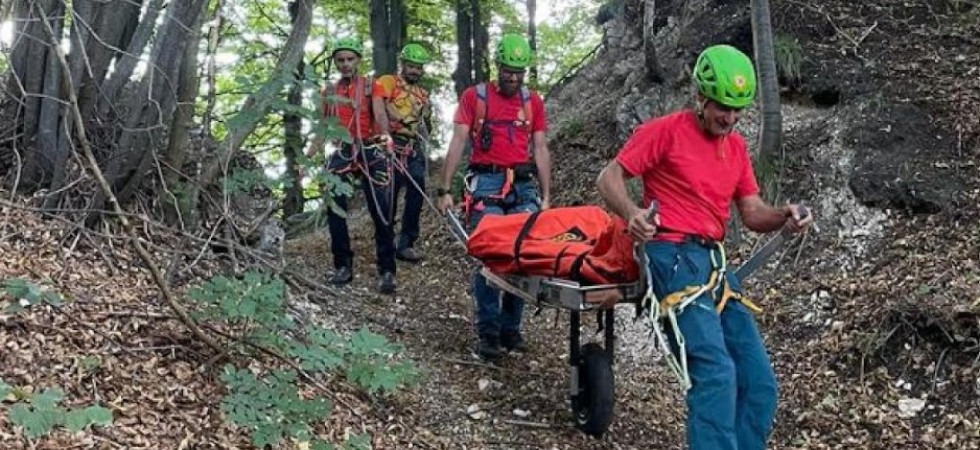 Scivola dal sentiero e rimane bloccato e ferito, 60enne ritrovato e portato in salvo dal Soccorso alpino