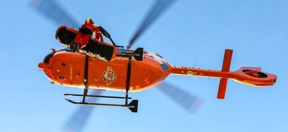 Precipita con il parapendio e sbatte violentemente la schiena contro la roccia