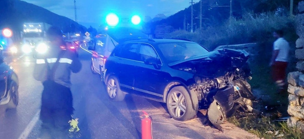L'auto sbanda e si schianta contro l'edificio della vecchia dogana, una persona ferita