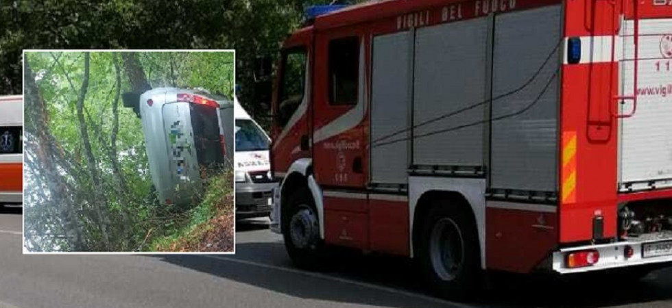 Perde il controllo dell'auto che si ribalta e rischia di finire nel lago d'Idro