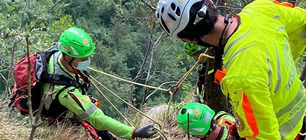 Scivola nel bosco e cade sulla strada sottostante: giovane trovato incosciente dai soccorritori