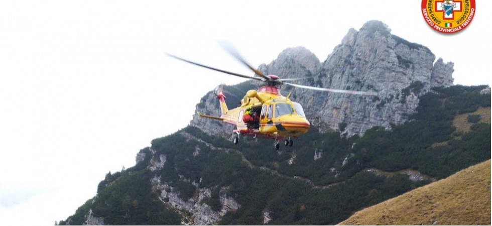 Precipita per 80 metri in un canalone davanti al compagno di escursione