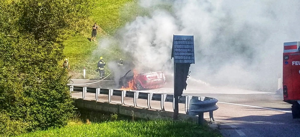 Le fiamme distruggono un'auto sulla carreggiata: i pompieri sul posto per spegnere il rogo