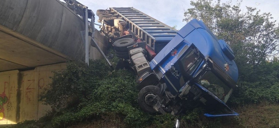 Pauroso incidente, il camion sfonda il guardrail e finisce nella scarpata: ferito l’autista