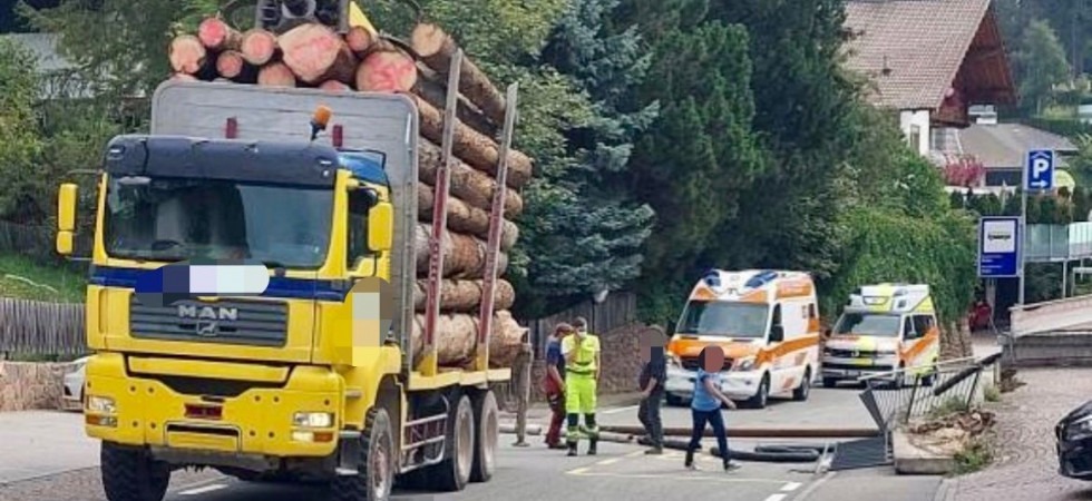 Camion carico di tronchi trancia un cavo elettrico: danni alle auto parcheggiate