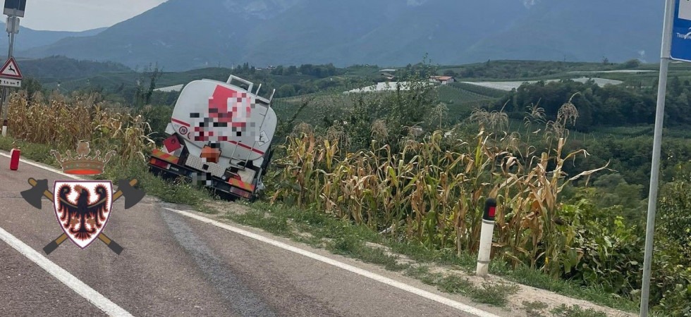 Foto Federazione dei vigili del fuoco volontari del Trentino Grave incidente tra un'auto ed un camion cisterna: il mezzo pesante finisce fuori strada