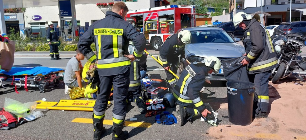 Terribile schianto moto-auto: gravissimo il centauro, in azione sul posto i soccorritori