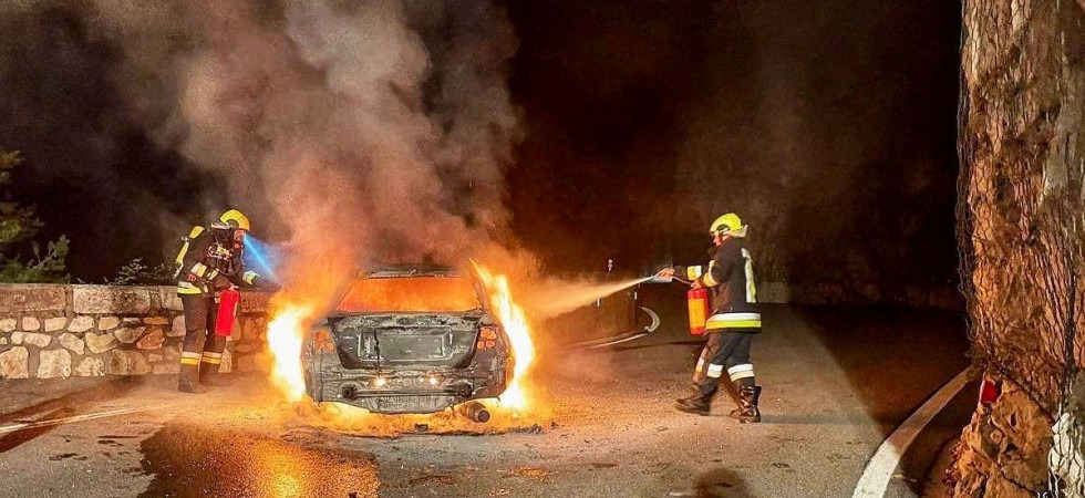 Incendio nella notte, le fiamme avvolgono e distruggono un'auto