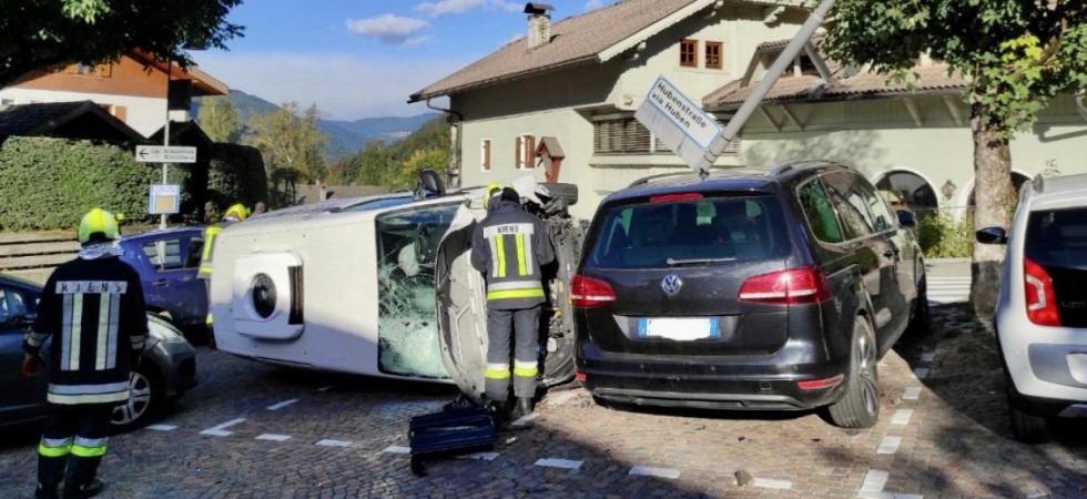 Perde il controllo del furgone che si rovescia davanti al cortile della scuola: conducente liberato dalle lamiere