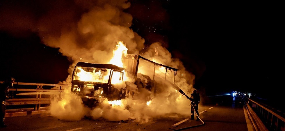 Paura sull’A22, il camion con un carico di fertilizzante biologico prende fuoco