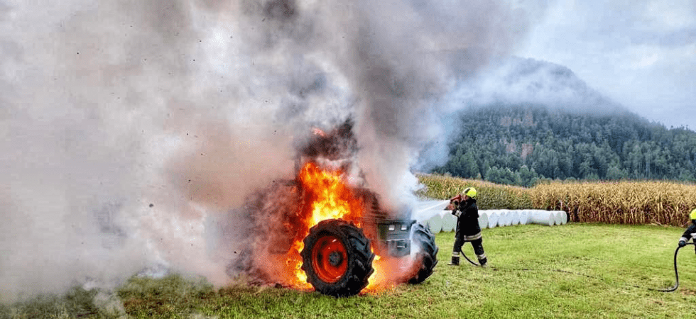 Fiamme altissime e fumo nero: a fuoco un trattore che viene completamente danneggiato