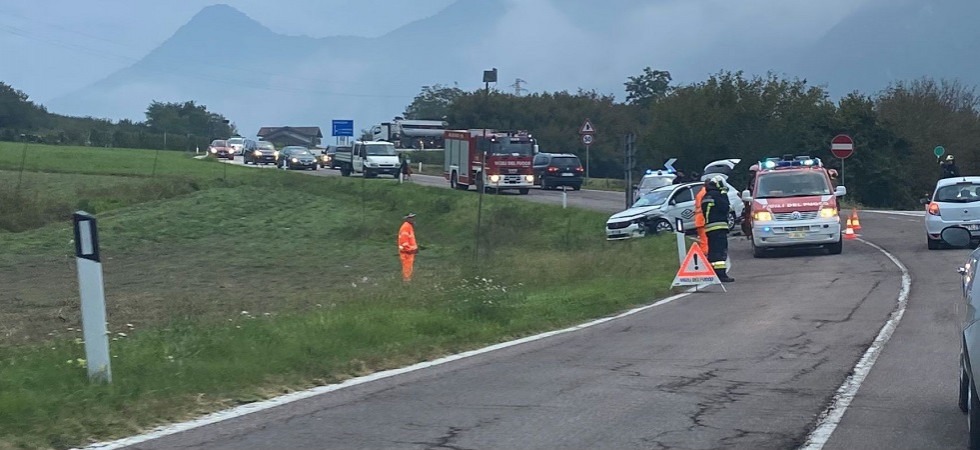 Scontro tra due auto in Valsugana, una vettura dopo l'impatto viene sbalzata fuori dalla strada