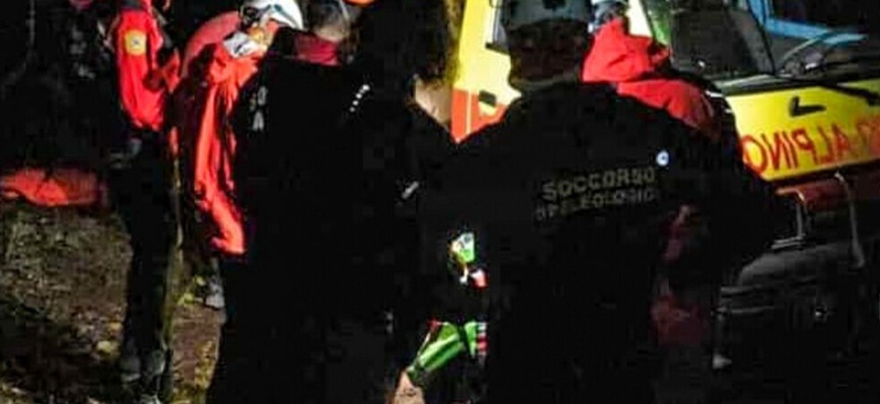 Si attardano e rimangono bloccati al buio sulla ferrata e senza pile per illuminare la discesa