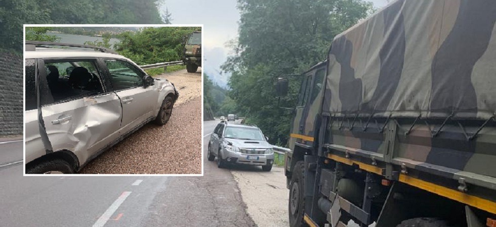 Attimi di paura sulla SS47 della Valsugana: scontro tra un macchina e un mezzo militare