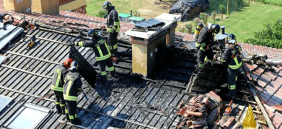 Il tetto dell’hotel in fiamme, l’incendio partito dai pannelli fotovoltaici