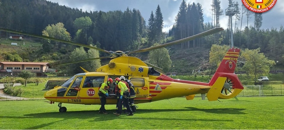 Un fungaiolo ruzzola per circa 40 metri in un canalone e sbatte la testa, un 57enne trasferito in elicottero all'ospedale