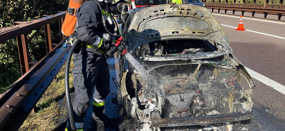 Paura in A22: in fiamme un veicolo sulla carreggiata