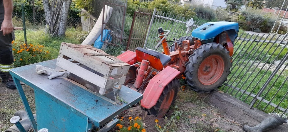 Perde il controllo del trattore e resta incastrato sotto il mezzo agricolo nel giardino di casa