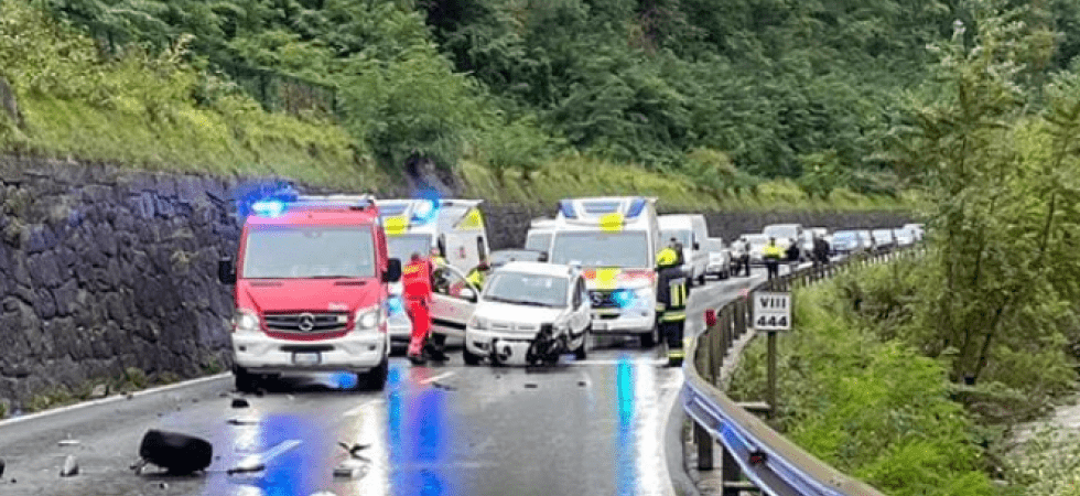 Scontro tra una Porsche e una Panda: guidatori soccorsi dai sanitari e gravi danni per entrambi i mezzi