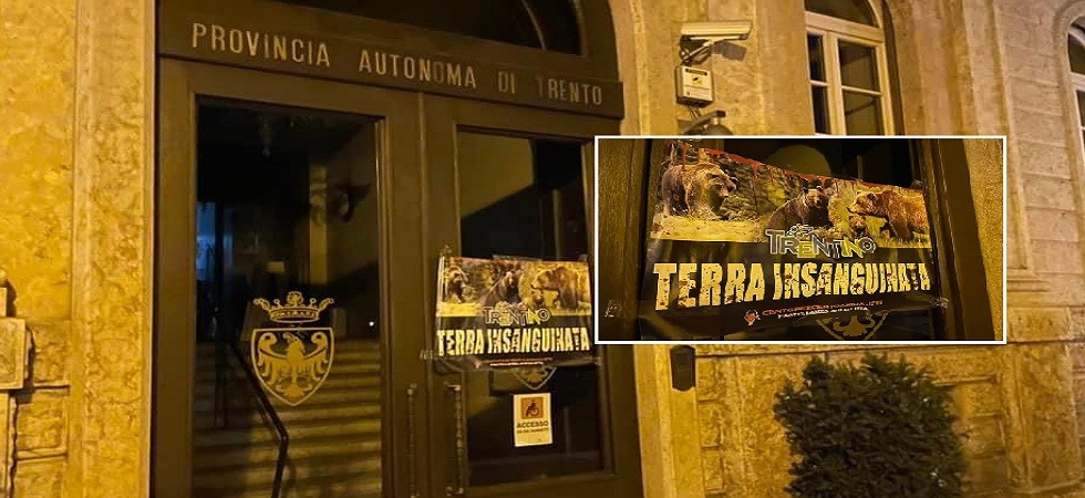 Trentino terra insanguinata”, blitz animalista in Provincia