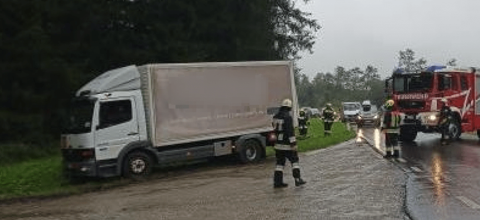 Bloccato nel fango, autista di un mezzo pesante chiede aiuto ai vigili del fuoco