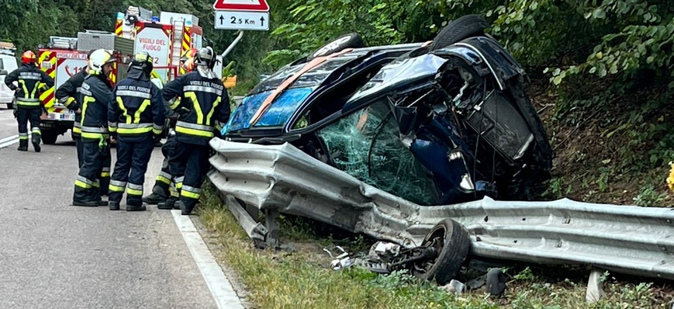 Schianto violentissimo sulla SS43, perde il controllo dell'auto scavalca il guard-rail e si ribalta