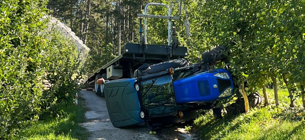 Paura a Taio il trattore esce di strada e si ribalta, vigili del fuoco in azione