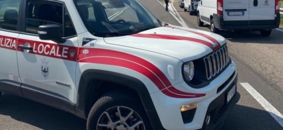 Non si ferma al posto di controllo e fugge abbandonando l'auto
