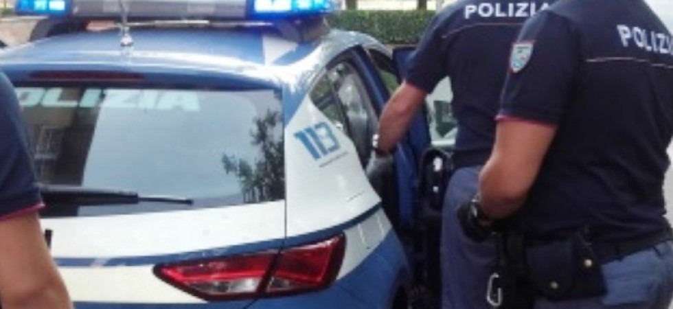 Paura in un negozio, prende a pugni l'addetto alla sicurezza e poi tenta di scappare: un uomo arrestato dalla polizia