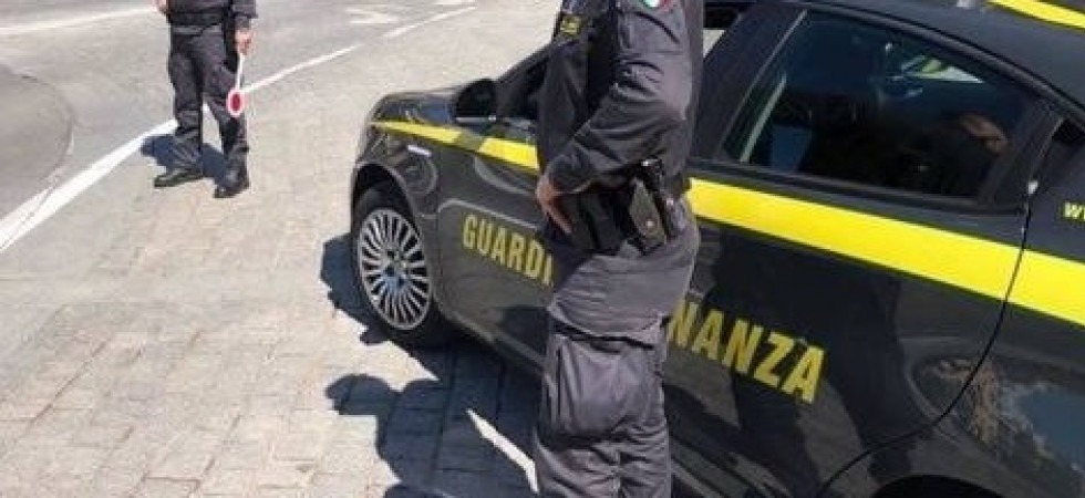 Ubriaco alla guida, fermato dalla finanza scende dall'auto ma fatica a reggersi in piedi