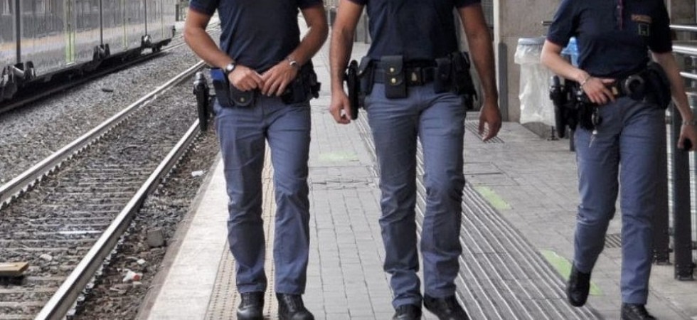 Fa scendere i figli di 3 e 6 anni dal treno e risale per prendere la valigia ma il convoglio riparte