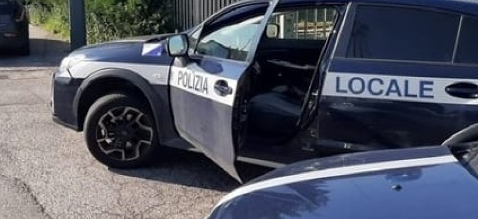 Guida l'auto senza patente e senza assicurazione, al controllo della polizia decide di fuggire