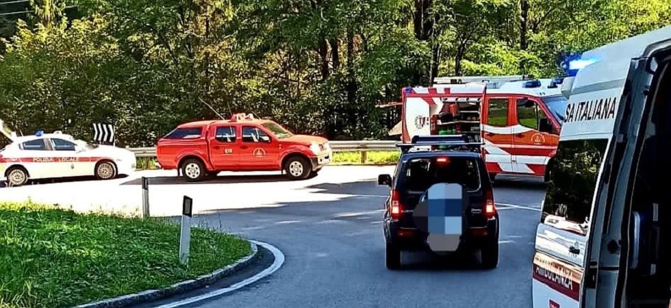 Perde il controllo della moto in curva e si schianta contro un furgone: un uomo trasportato in ospedale