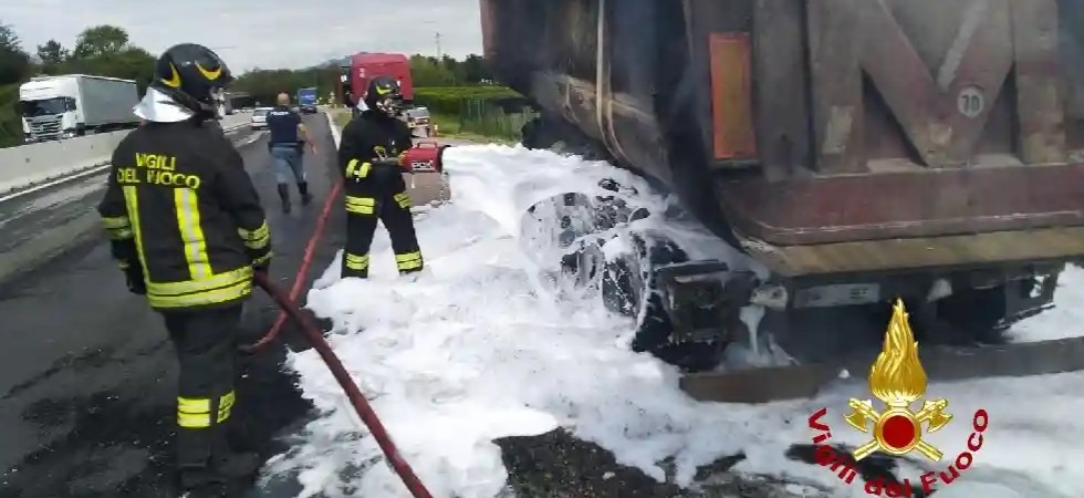 Prima il fumo e poi le fiamme avvolgono gli pneumatici di un rimorchio