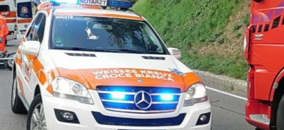 Schianto bici - moto, un uomo di 54enne ferito in modo grave dopo essere stato scaraventato sull'asfalto