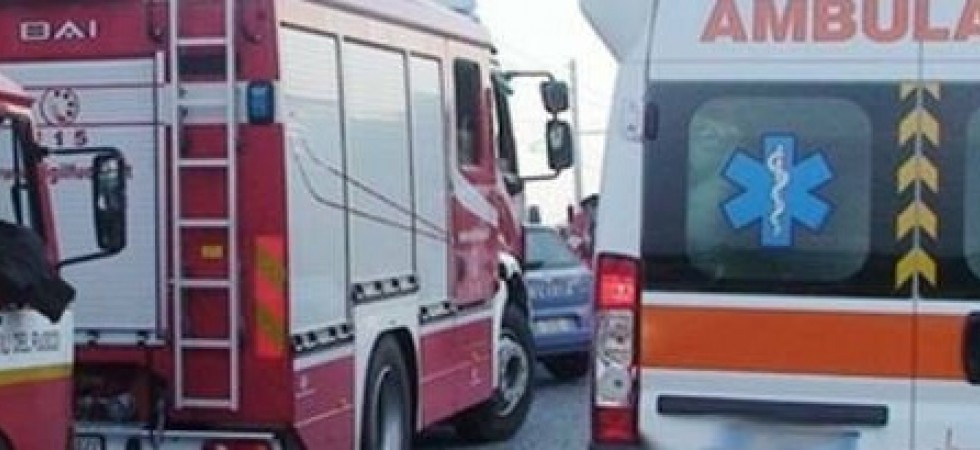 Terribile schianto, perde il controllo dell'auto e finisce contro altri mezzi