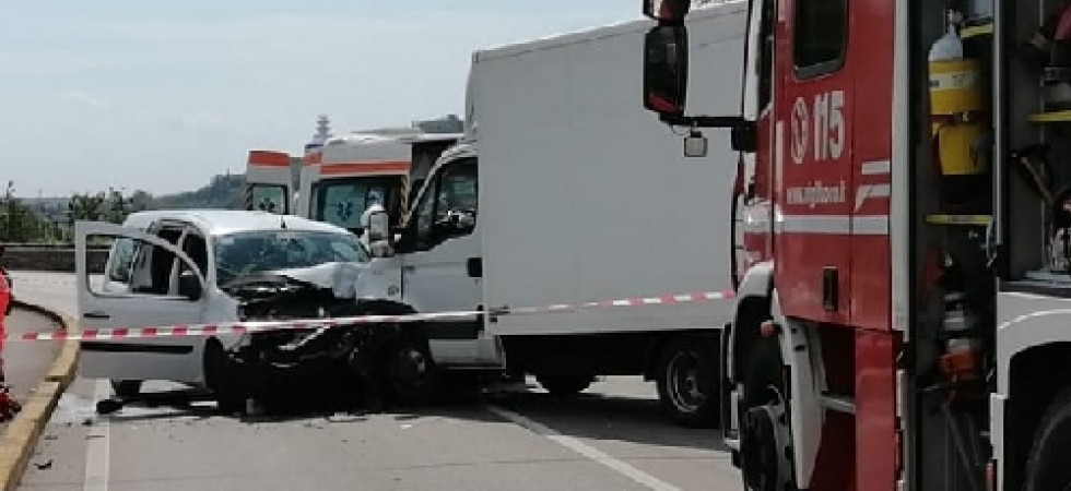Violento frontale tra un'auto e un furgone, 4 persone coinvolte sulla Sp35