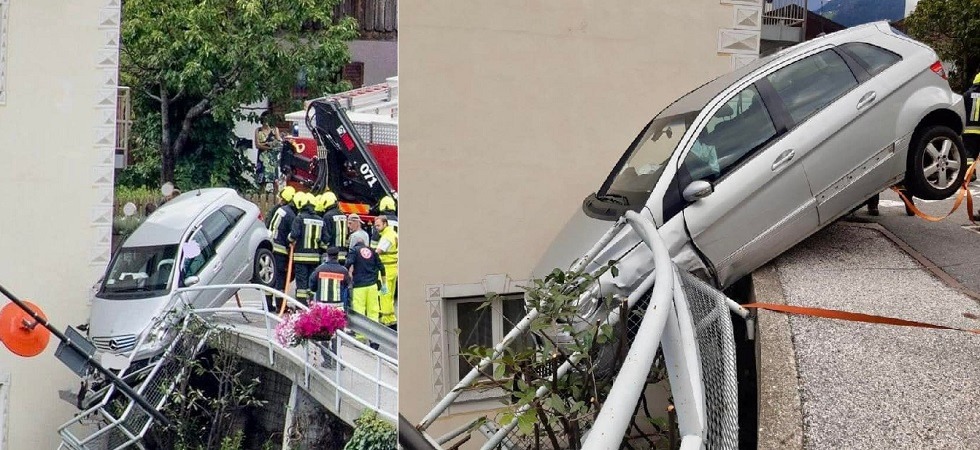 Perde il controllo dell'auto e rischia di precipitare in un cortile dopo aver abbattuto un guard-rail e una ringhiera