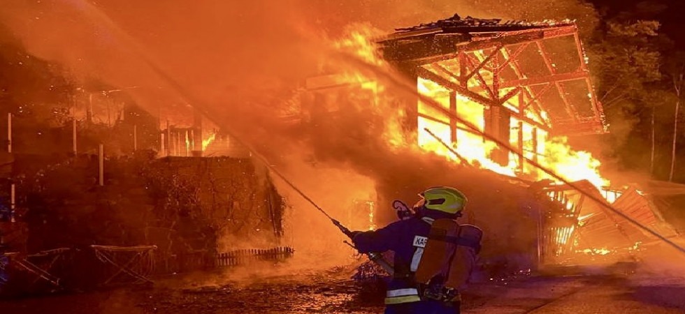 Incendio nella notte, le fiamme distruggono un fienile: un vigile del fuoco è rimasto ferito