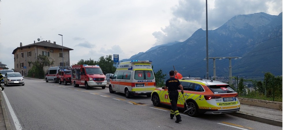 Scontro auto-moto in collina a Trento, un centauro sbatte sull'asfalto: portato all'ospedale