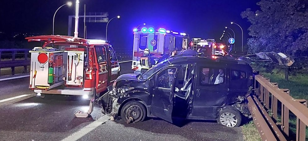 Violento schianto nella notte in A22 tra due macchine, cinque persone coinvolte