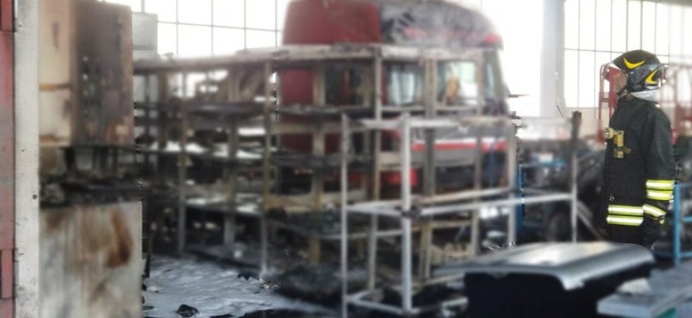 Incendio in una carrozzeria di mezzi pesanti, le fiamme distruggono un camion